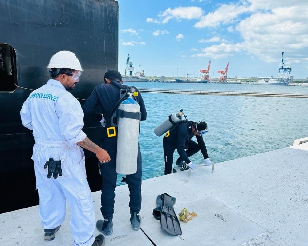Underwater Vessel Maintenance 2